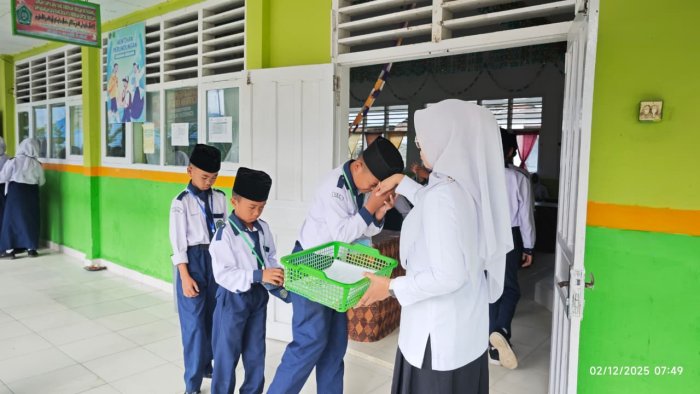 Pendidikan Karakter di MTsN 1 Kerinci: Siswa Tertib Berbaris dan Mengucapkan Salam Kepada Pengawas Sebelum Masuk Kelas