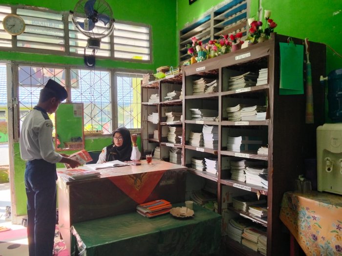 Siswa MTsN 1 Kerinci Tunjukkan Ketertiban dalam Peminjaman Buku Perpustakaan.