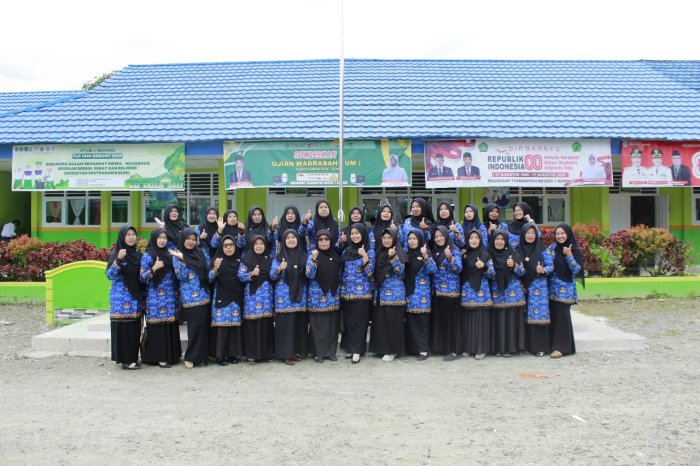 Wujudkan Jiwa Nasionalisme, PTK MTsN 1 Kerinci Kompak Kenakan Seragam KORPRI di Hari Pahlawan