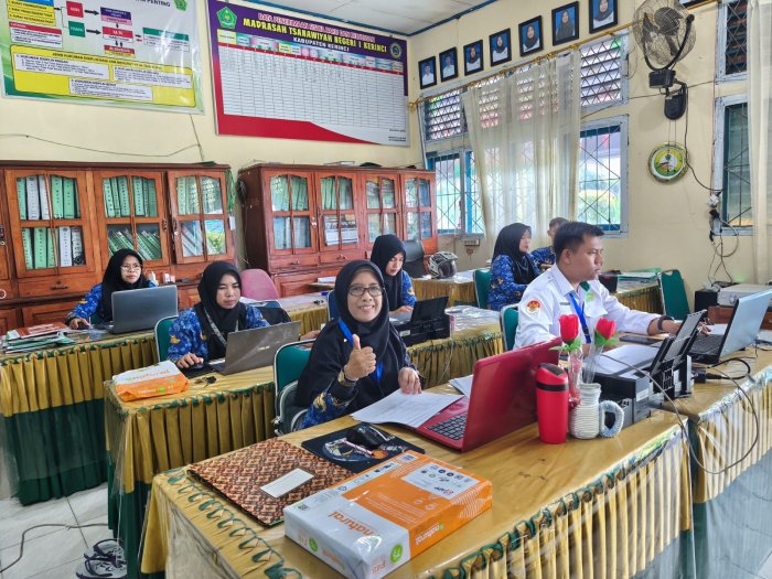 Dedikasi Staf Tata Usaha, Kunci Kelancaran Layanan Administrasi