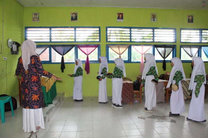 Pelajaran Seni Bersama Ibu Bela Syarifah, S.Pd: Siswa Kelas 7 E MTsN 1 Kerinci Antusias Berlatih Tari Rangguk