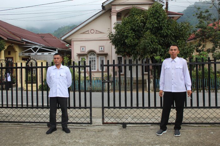 Satpam MTsN 1 Kerinci Perketat Penjagaan di Pos dan Pintu Masuk Madrasah