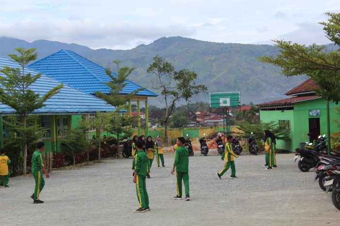 Siswa MTsN 1 Kerinci Manfaatkan Waktu Istirahat untuk Bermain Voli