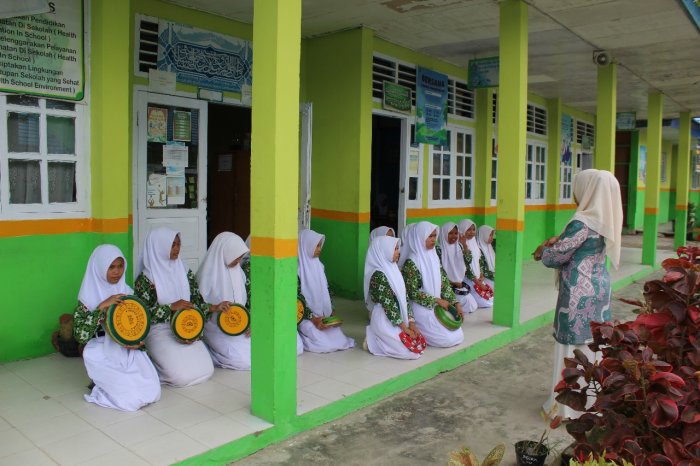 Semarak Sambut Maulid Nabi, Siswa MTsN 1 Kerinci Giat Berlatih Rebana