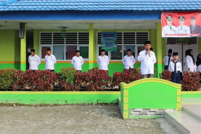 Tegas! Pak Herzal Ingatkan Siswa MTsN 1 Kerinci Soal Disiplin di Upacara Bendera Hari Ini