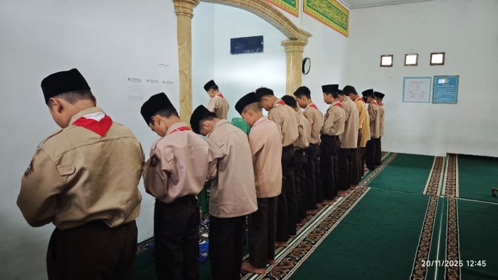 Kolaborasi 7A dan 9C Sukseskan Shalat Berjamaah: Tama Bilal, Ilham Imam
