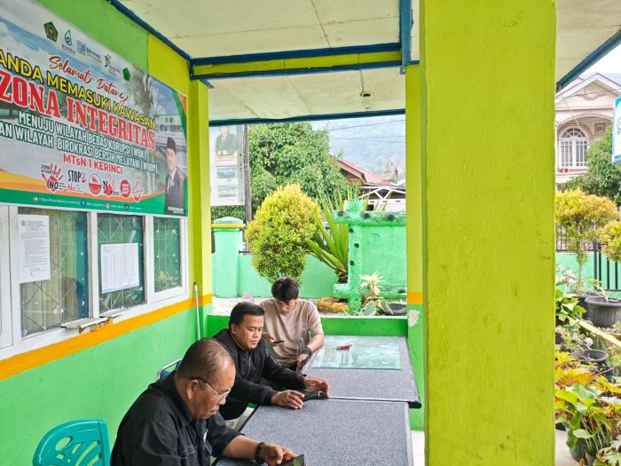PTSP MTsN 1 Kerinci Tetap Standby Selama Libur Semester untuk Mengantisipasi Kebutuhan Layanan Administrasi PTSP MTsN 1 Kerinci Tetap Standby Selama Libur Semester untuk Mengantisipasi Kebutuhan Layanan Administrasi