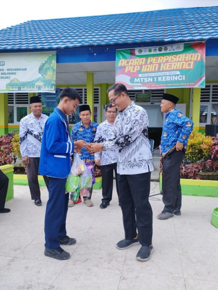 Semangat dan Ceria, PTK MTsN 1 Kerinci Ikuti Lomba Tarik Benang Berhadiah