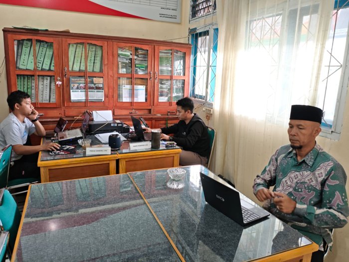 Operator MTsN 1 Kerinci Tetap Semangat ke Sekolah Saat Daring Demi Persiapan Ujian Semester Genap Operator MTsN 1 Kerinci Tetap Semangat ke Sekolah Saat Daring Demi Persiapan Ujian Semester Genap
