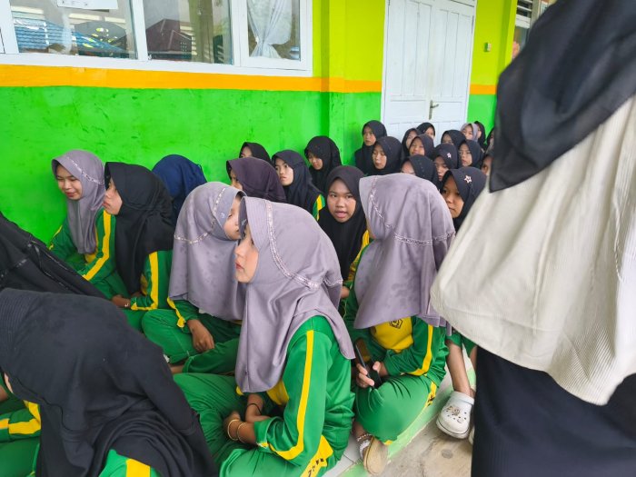 Guru Seni MTsN 1 Kerinci Berikan Arahan Matang Jelang Penampilan Tari Perpisa
