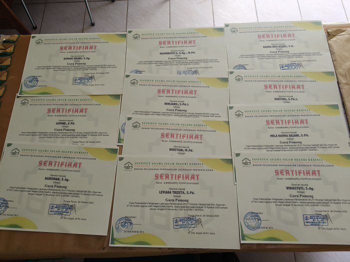 Apresiasi dan Terima Kasih, Mahasiswa PLP IAIN Kerinci Serahkan Sertifikat kepada Guru Pamong MTsN 1 Kerinci
