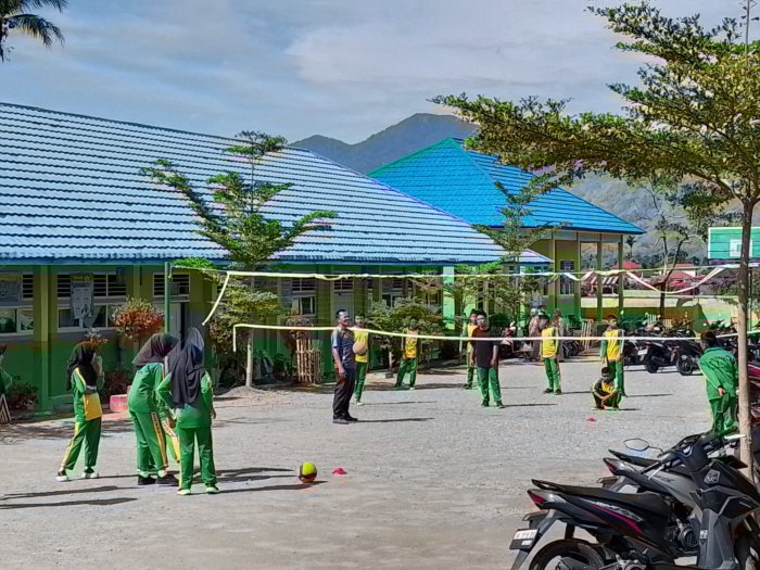 Siswa MTsN 1 Kerinci Antusias Ikuti Pembelajaran Bola Voli dengan Peraturan Modifikasi