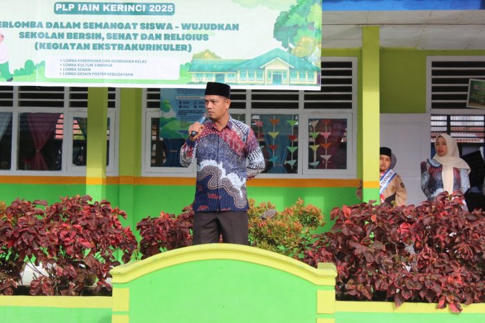 Dalam Apel Kedisiplinan, Pak Khustian, M.Pd Ingatkan Siswa MTsN 1 Kerinci untuk Tertib di Madrasah dan di Masyarakat