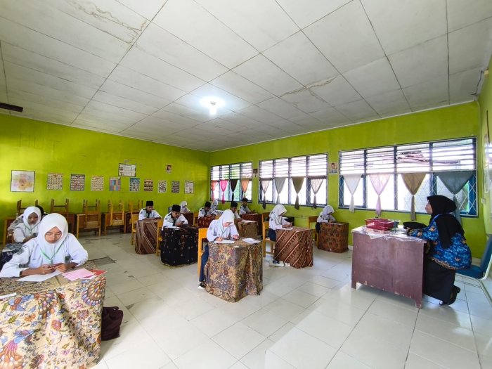 Suasana Khidmat dan Serius Warnai Hari Pertama Ujian Madrasah