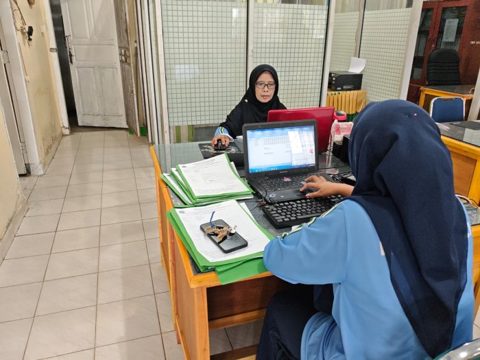 Siap Melayani Setiap Saat, Operator TU MTsN 1 Kerinci Utamakan Pelayanan Prima Siap Melayani Setiap Saat, Operator TU MTsN 1 Kerinci Utamakan Pelayanan Prima