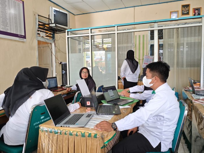 Staf TU MTsN 1 Kerinci Siapkan Administrasi Simulasi Tes Kemampuan Akademik