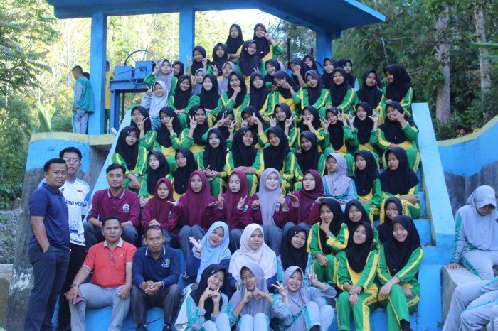 Jalan Santai Seru! Siswa dan PTK MTsN 1 Kerinci Nikmati Keindahan Bendungan Air Bersih Kemantan