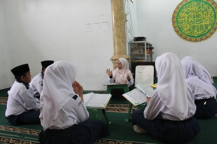 Pembinaan Tahfidz Quran Firqoh As-Salam: Membentuk Generasi Qurani Bersama Ibu Harnilis, S.PdI