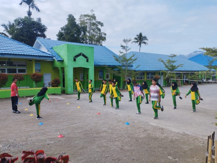 Latih Fisik dan Keterampilan, Siswa IX C MTsN 1 Kerinci Praktik Badminton