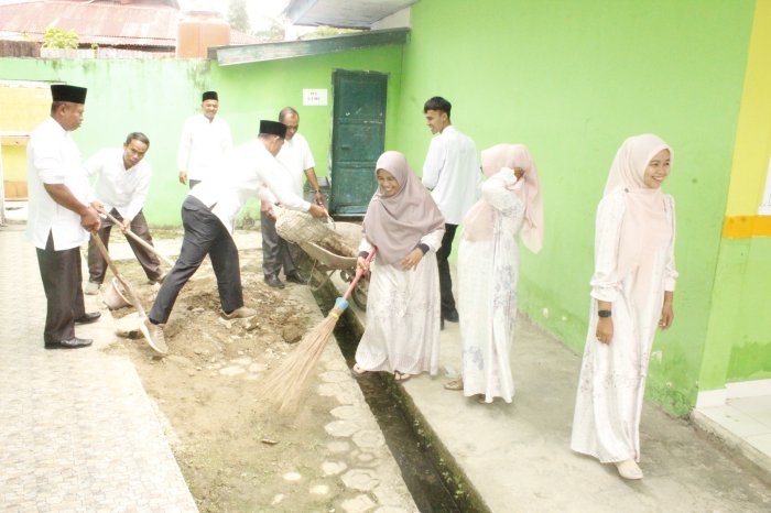 Kepala Madrasah dan Guru Kompak Bersihkan Mushola Sambut Ramadhan