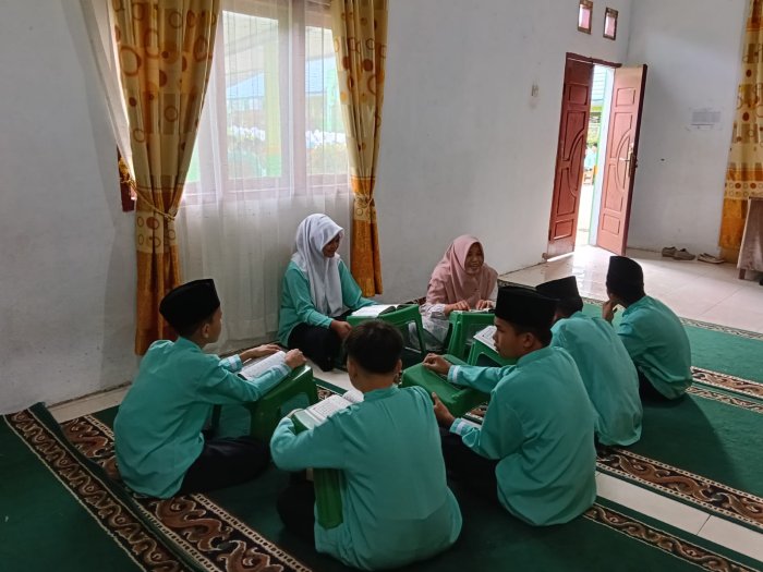 Siswa MTsN 1 Kerinci Laksanakan Kegiatan Tahfidz Bersama Ibu Epiwati, S.Pd.I
