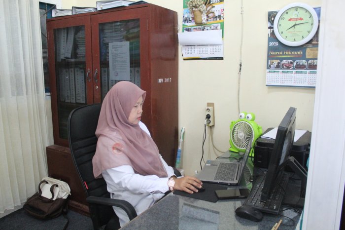 Kaur TU MTsN 1 Kerinci Tunjukkan Dedikasi Tinggi dalam Pelayanan Administrasi Kaur TU MTsN 1 Kerinci Tunjukkan Dedikasi Tinggi dalam Pelayanan Administrasi