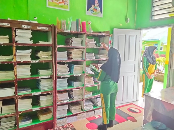 Siswa MTsN 1 Kerinci Tunjukan Ketertiban Dalam Peminjaman Buku di Perpustakaan Sekolah.