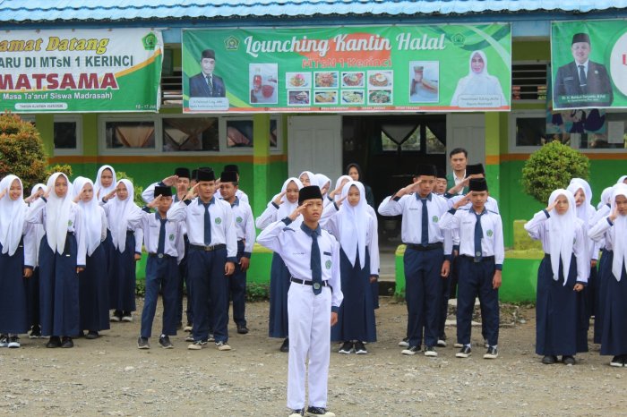 Hebat! Tampil Perdana Kelas 7A MTsN 1 Kerinci Langsung Unjuk Kedisiplinan di Upacara Bendera