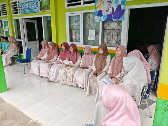 Penuh Khidmat dan Kebersamaan: Yasinan Rutin Warnai Suasana MTsN 1 Kerinci