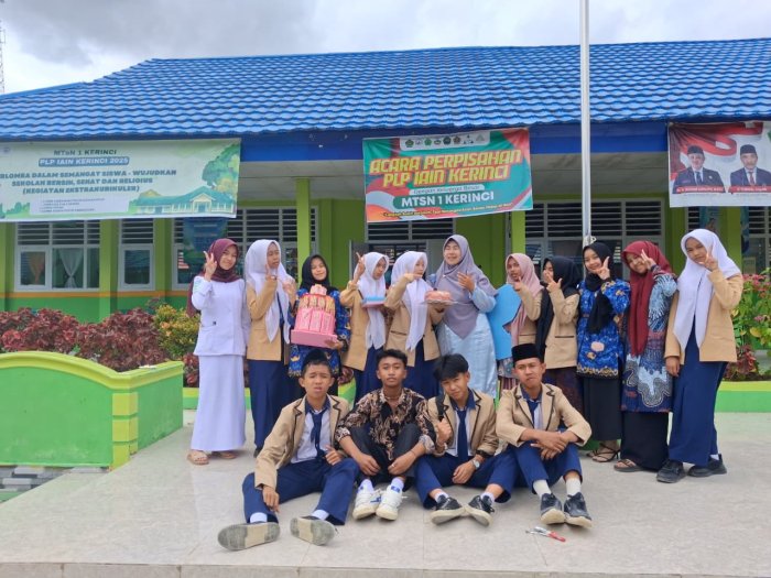 Kejutan Penuh Berkah: ROHIS MTsN 1 Kerinci Hadiahkan Momen Indah untuk Pembina di Hari Guru