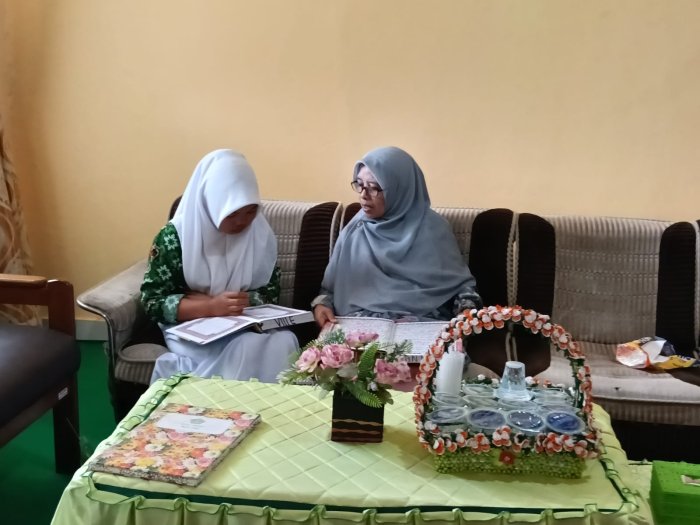 Semangat Menghafal Al-Quran, Siswa MTsN 1 Kerinci Ikuti Pembinaan Tahfidz Bersama Ibu Harnilis, S.PdI