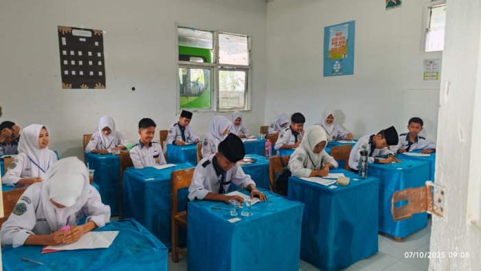 Kepala MTsN 1 Kerinci Tinjau Langsung UTS, Tekankan Nilai Kejujuran dan Disiplin