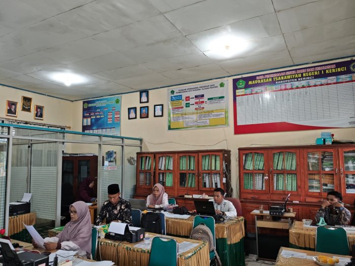 Optimalisasi Layanan, Staf TU MTsN 1 Kerinci Tengah Melaksanakan Pekerjaan Administrasi
