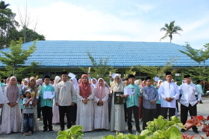 Penuh Keceriaan dan Kenangan, Siswa MTsN 1 Kerinci Foto Bersama Usai Pembagian Rapor Sambut Liburan Semester