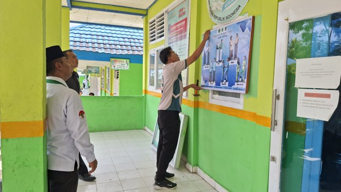 MTsN 1 Kerinci Pasang Spanduk Aturan Pakaian Sekolah Senin-Sabtu