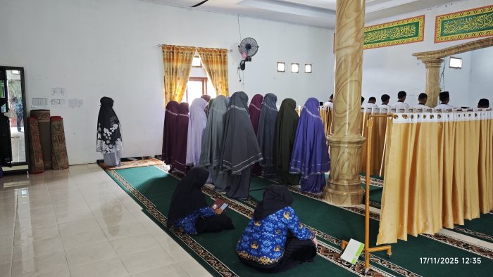 Kebersamaan dalam Sujud: MTsN 1 Kerinci Gelar Shalat Dzuhur Berjamaah Kelas 7D dan 8A
