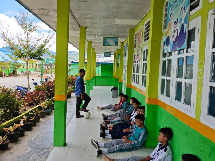 Guru Penjas MTsN 1 Kerinci Bangun Semangat Hidup Sehat dan Sportivitas Siswa Guru Penjas MTsN 1 Kerinci Bangun Semangat Hidup Sehat dan Sportivitas Siswa