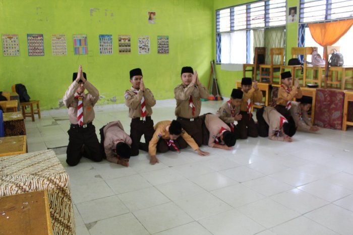 Kelas 7A MTsN 1 Kerinci Berlatih Tari Saman Bersama Ibu Bela Syarifah, S.Pd