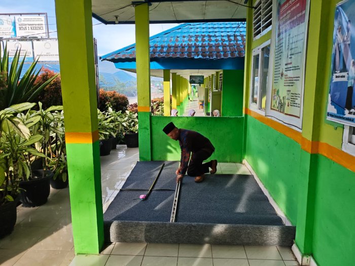 Penataan dan Perbaikan Meja Ruang TU Demi Meningkatkan Kenyamanan Pelayanan Penataan dan Perbaikan Meja Ruang TU Demi Meningkatkan Kenyamanan Pelayanan