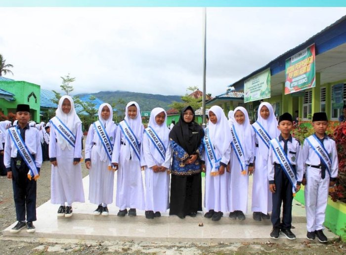 Kelas 7 E Tampil Apik Menjadi Petugas Upacara