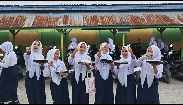 Anak-Anak Sangat Senang Menerima MBG (Makan Bergizi Gratis) di Madrasah