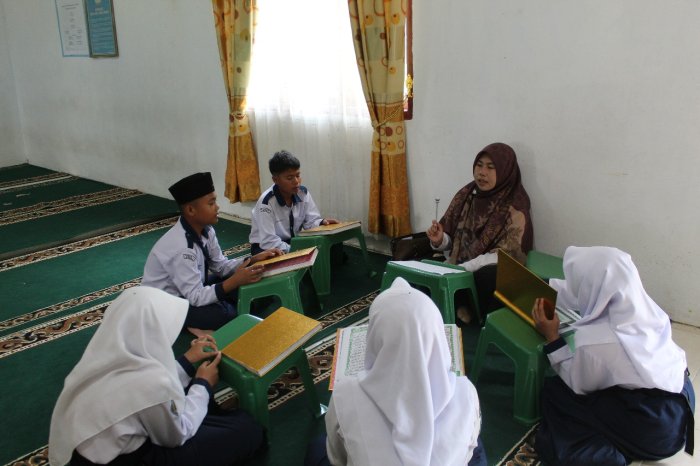 Saling Menginspirasi di Waktu Istirahat, Siswa MTsN 1 Kerinci Lakukan Setoran Hafalan Tahfidz