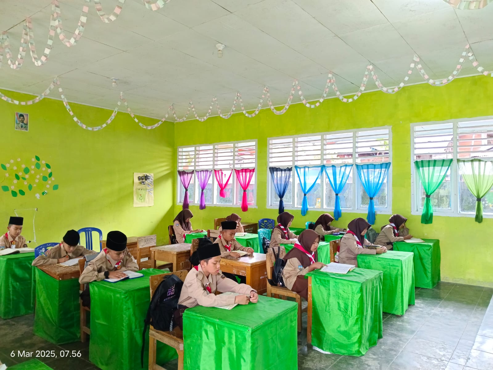 Hari Pertama PBM di Bulan Ramadhan, Siswa MTsN 1 Kerinci Tadarus di Kelas Sebelum Belajar