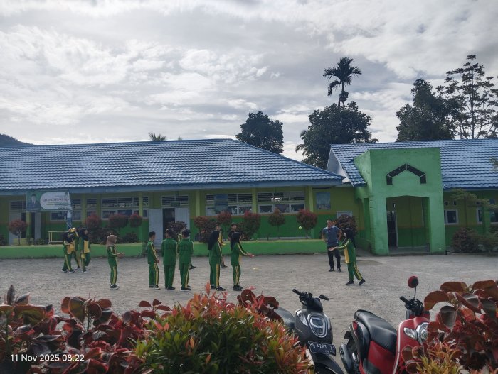 Olahraga Jadi Menyenangkan! Pembelajaran Bola Kecil Bersama Bapak Nazirwan, S.Pd