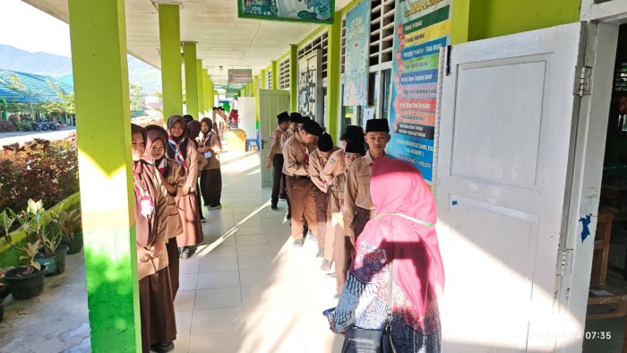 Bukan Langsung Ujian! Ada Tradisi Istimewa yang Dilakukan Siswa MTsN 1 Kerinci Sebelum Masuk Ruang Ujian Bukan Langsung Ujian! Ada Tradisi Istimewa yang Dilakukan Siswa MTsN 1 Kerinci Sebelum Masuk Ruang Ujian