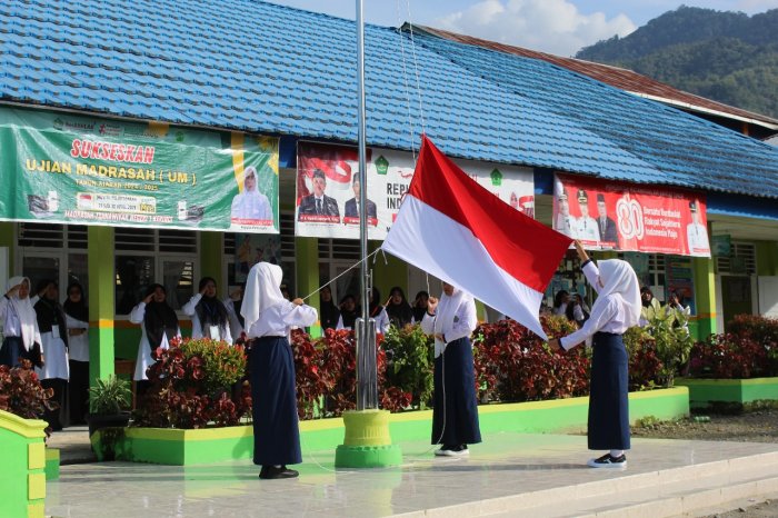 Disiplin Tanpa Batas! Upacara dan Ujian Berjalan Bersamaan di MTsN 1 Kerinci