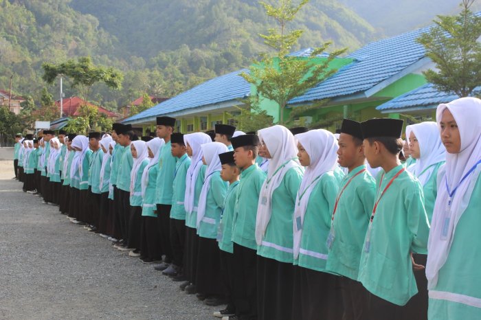 Sebelum Masuk Ruang Ujian, Siswa MTsN 1 Kerinci Terima Arahan Sistem Kokurikulum Bertema Penanaman Caladium