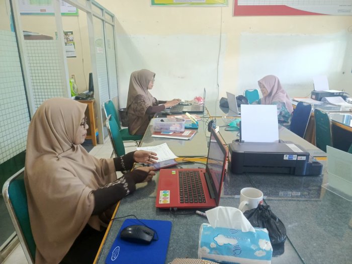 Pelayanan Tetap Jalan! MTsN 1 Kerinci Hadir di Tengah Suasana Libur Pelayanan Tetap Jalan! MTsN 1 Kerinci Hadir di Tengah Suasana Libur