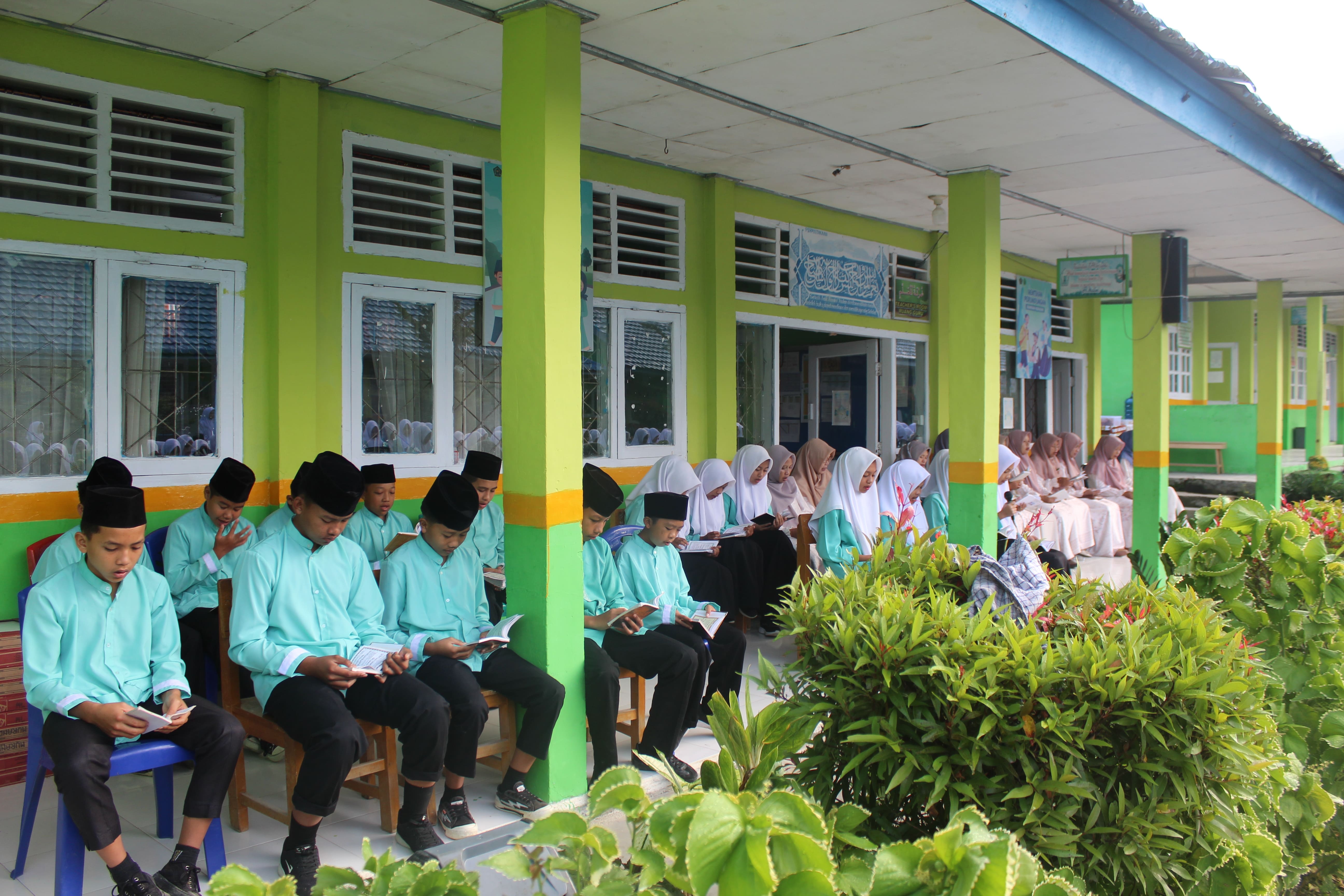 Suara Yasin dan Shalawat Gema di Pagi Jumat, Kelas 8A Tampil Khidmat Pimpin Kegiatan Rutin MTsN 1 Kerinci