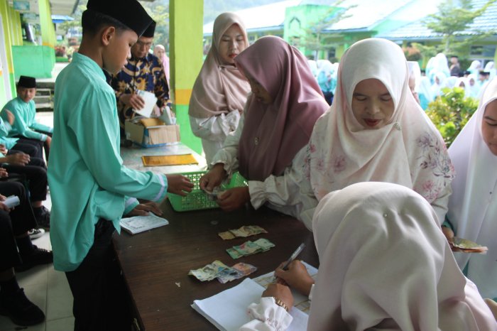 Jumat Berkah di MTsN 1 Kerinci! Siswa, Guru, dan Pegawai Kompak Belajar Ikhlas Lewat Infaq Bersama Jumat Berkah di MTsN 1 Kerinci! Siswa, Guru, dan Pegawai Kompak Belajar Ikhlas Lewat Infaq Bersama